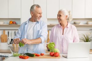 تصویر زن و شوهر سالمند در حال آشپزی
