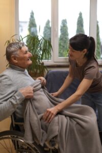 خدمات پرستاری سالمندان در منزل